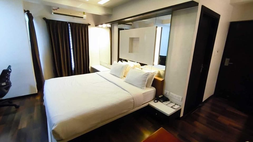 Exclusive Studio Suite | Desk, laptop workspace, iron/ironing board, free WiFi
