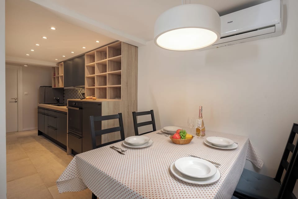 Standard Apartment, 1 Bedroom, Terrace, Sea Facing (Apartment Casa del Porto) | Dining