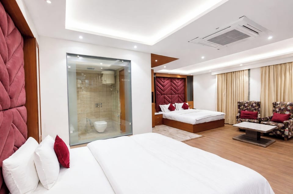 Family Double Room | Hypo-allergenic bedding, desk, soundproofing, free WiFi