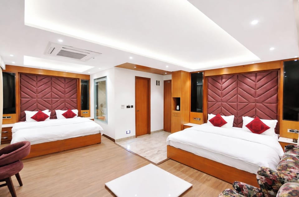 Family Double Room | Hypo-allergenic bedding, desk, soundproofing, free WiFi