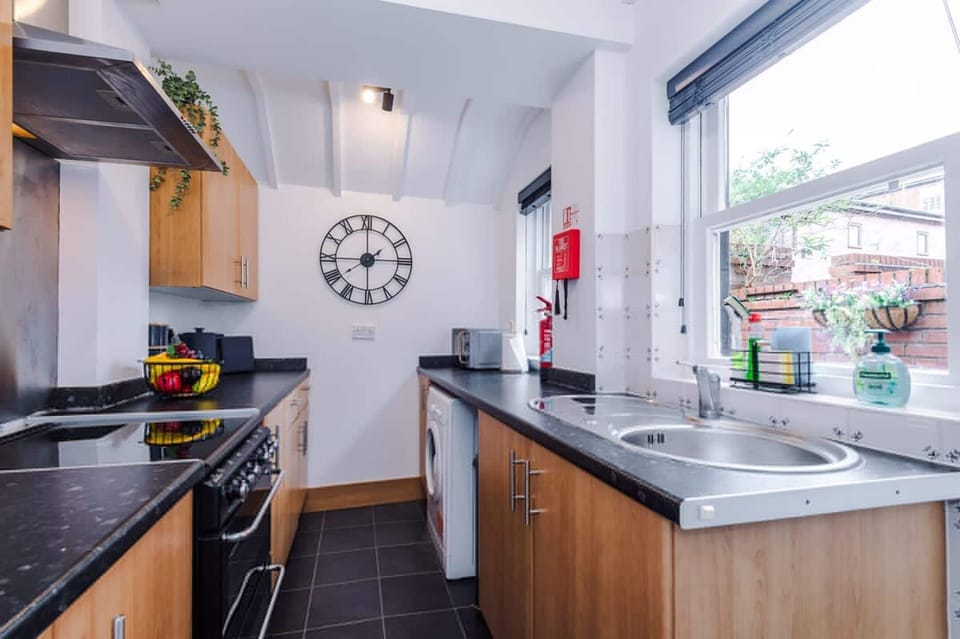 House | 2 bedrooms, desk