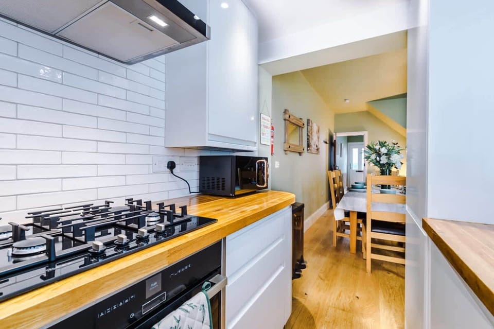 House | 2 bedrooms, desk