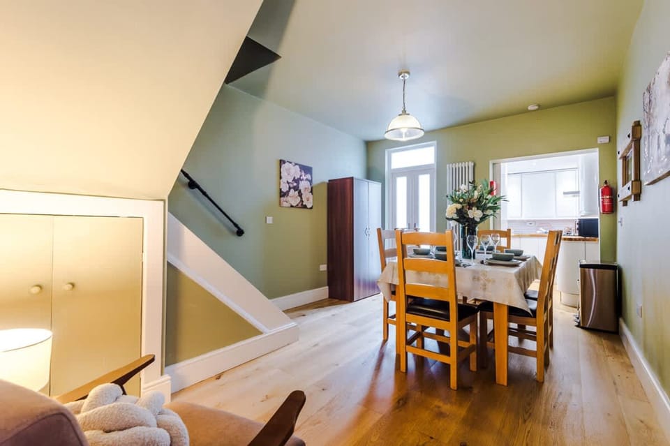 House | 2 bedrooms, desk