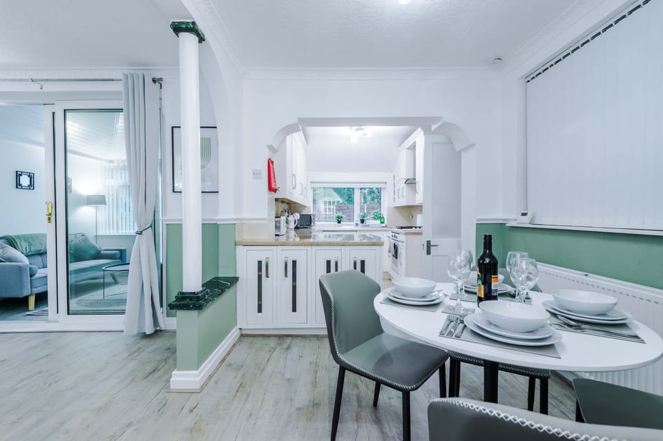 House | 4 bedrooms, desk, Internet