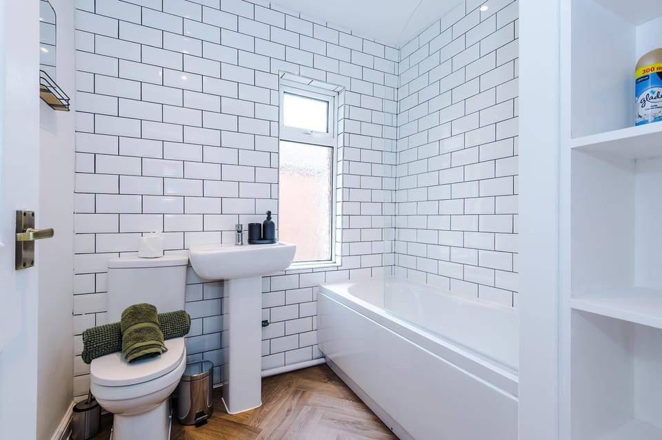 Spacious Home Ideal for Professionals Sleeps 8 House in Crewe