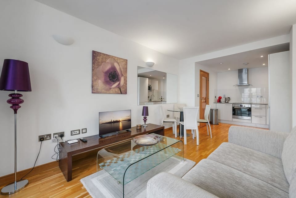 House | 1 bedroom, desk