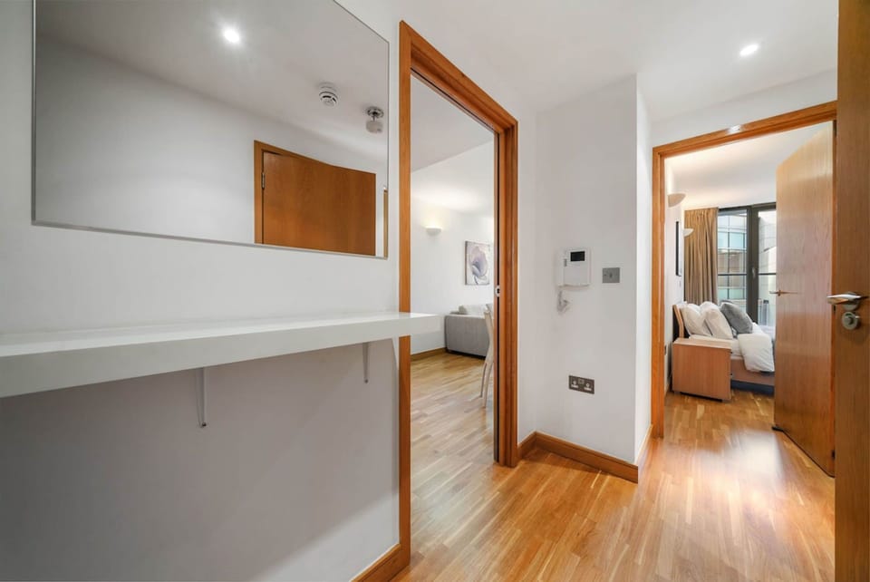 House | 1 bedroom, desk