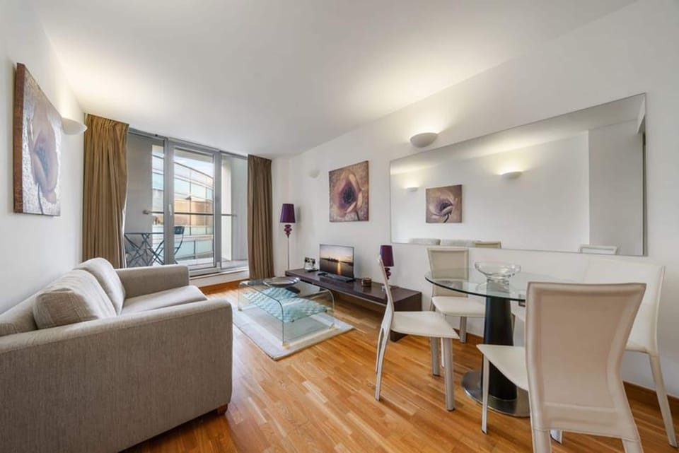 House | 1 bedroom, desk
