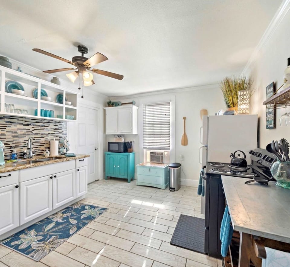 House, 1 Queen Bed with Sofa bed, Hot Tub, Garden View (Hot Tub Tideaway) | Private kitchen