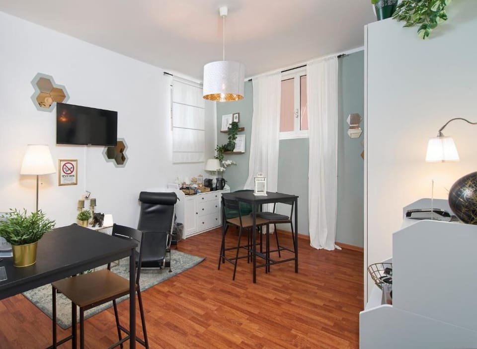Double Room | Soundproofing, cribs (free), WiFi (free), bed sheets