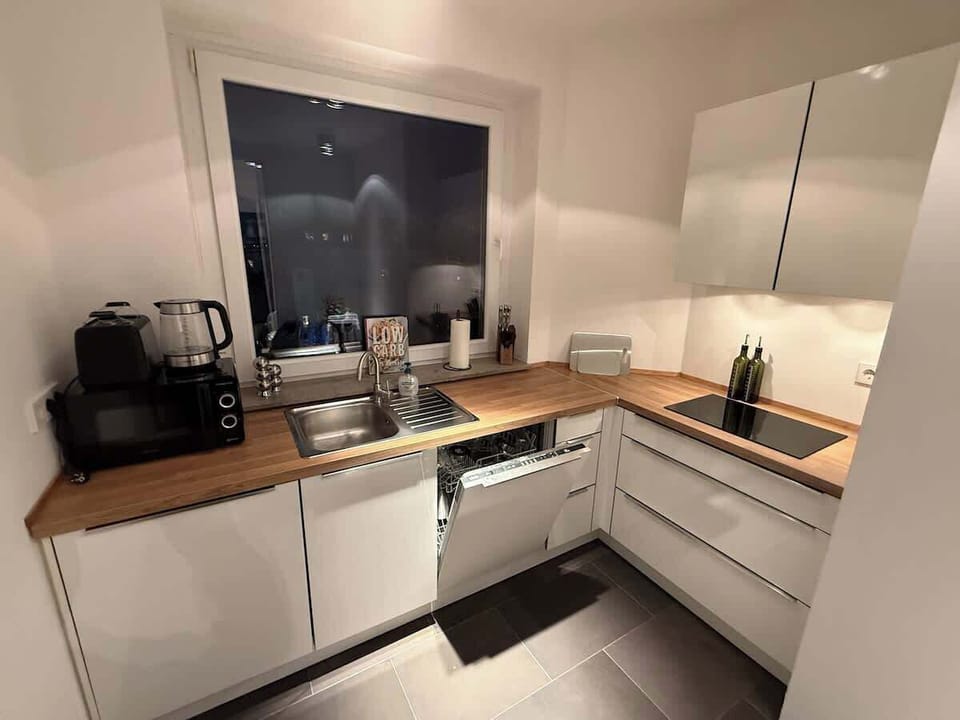 Du möchtest ein leckeres Dinner für deine Familie kochen? Unsere geräumige Küche bietet Dir jede Menge Platz und alles, was Du für ein perfektes Dinner brauchst.