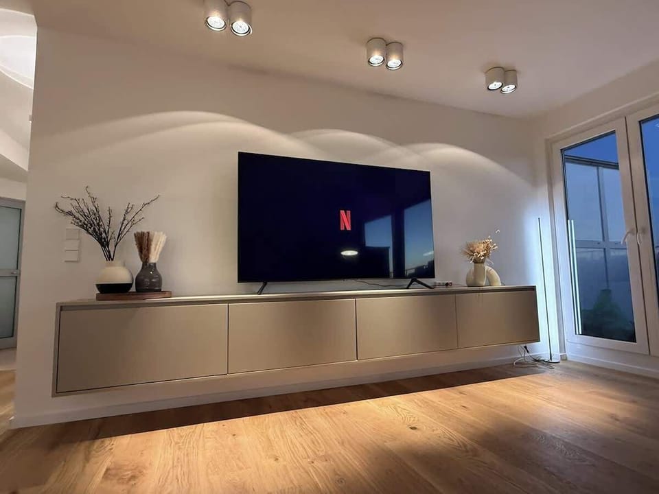 Du schaust einen spannenden Film am liebsten mit Kino Feeling? Dann bist Du und unser XXL-TV ein Perfect Match!