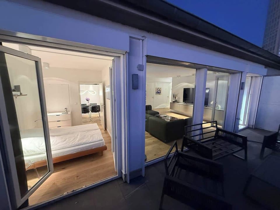 Von jedem Raum der Wohnung hast Du Zugang zu einer unserer 2 großen Dachterrassen mit Top Ausblick!