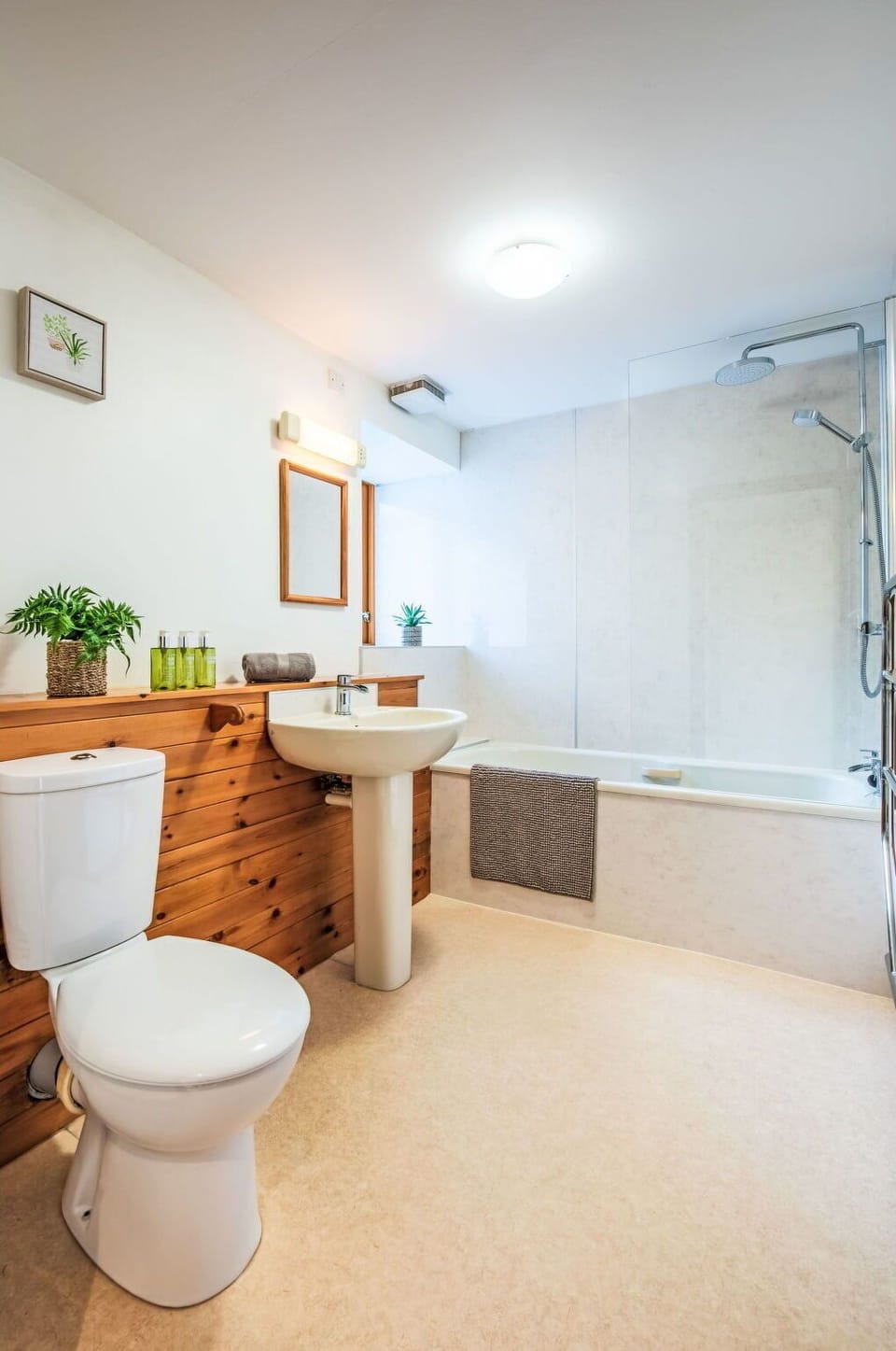 Bathroom, Toilet Seat, Plumbing Fixture, Toilet, Bathroom Sink, Flooring, Sink, Floor, Interior Design, Tap