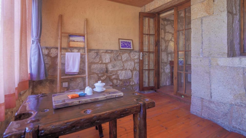 Deluxe Double Room | Bathroom | Shower, rainfall showerhead, free toiletries, hair dryer