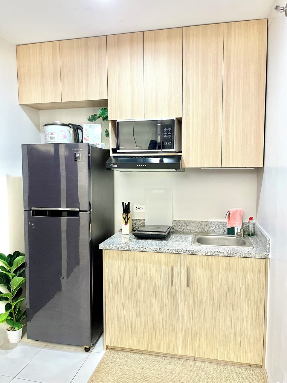 Microwave, stovetop, cookware/dishes/utensils