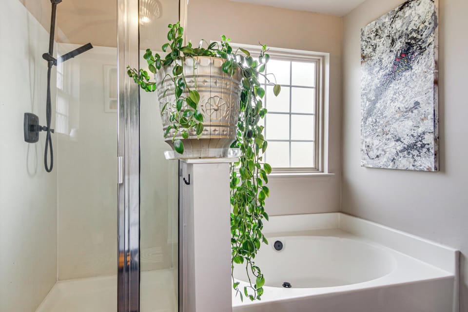 Vintage-chic Getaway: 6 Mi to Uptown Charlotte Cottage in Charlotte