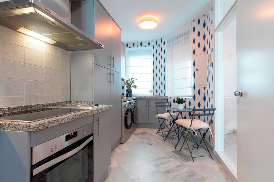 Apartment (3 Bedrooms) | Private kitchen | Fridge, microwave, oven, stovetop