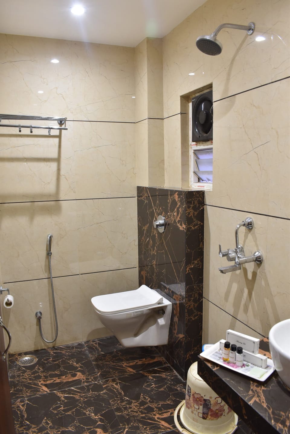 Deluxe Double Room | Bathroom | Free toiletries, slippers, towels, soap