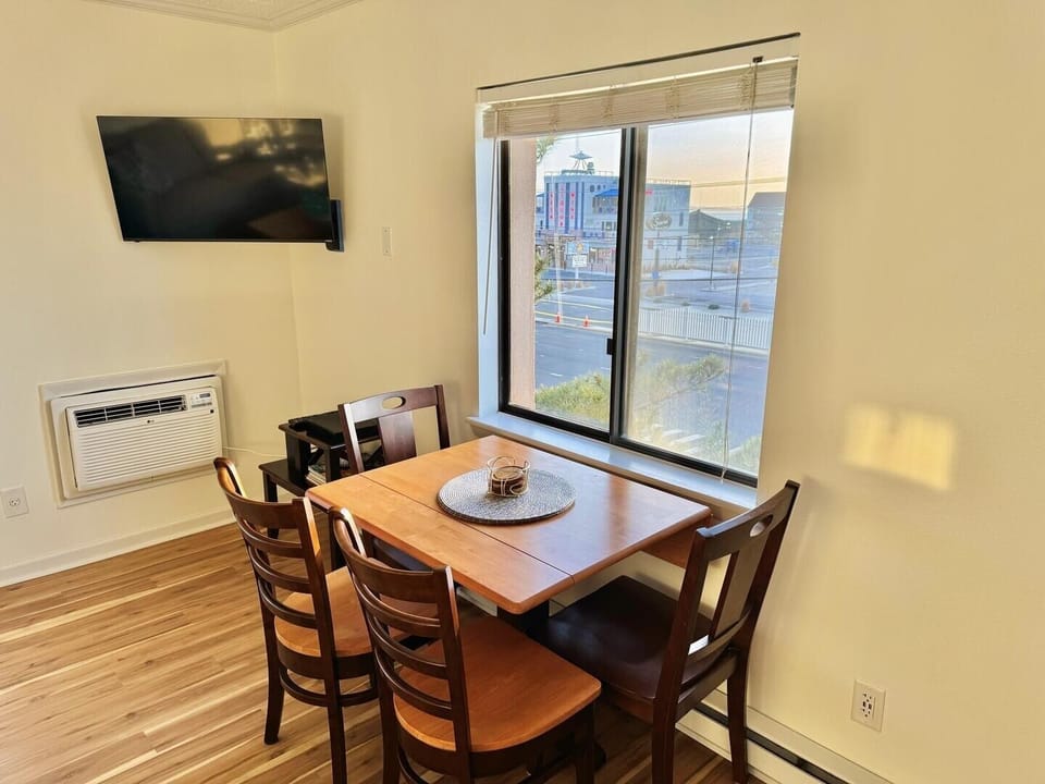 Condo, 1 Bedroom | Dining