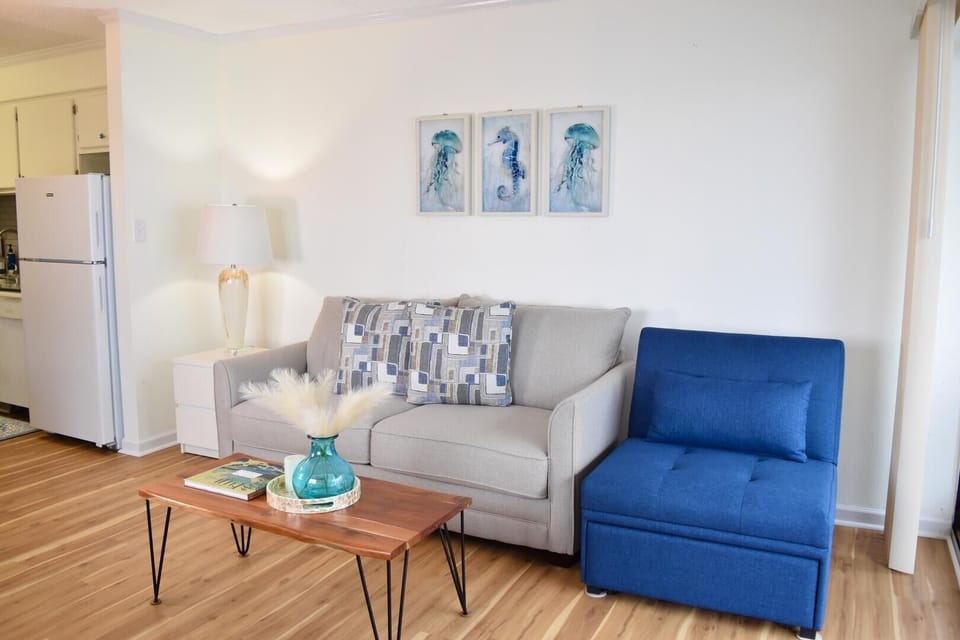 Condo, 1 Bedroom | Living area | Streaming services