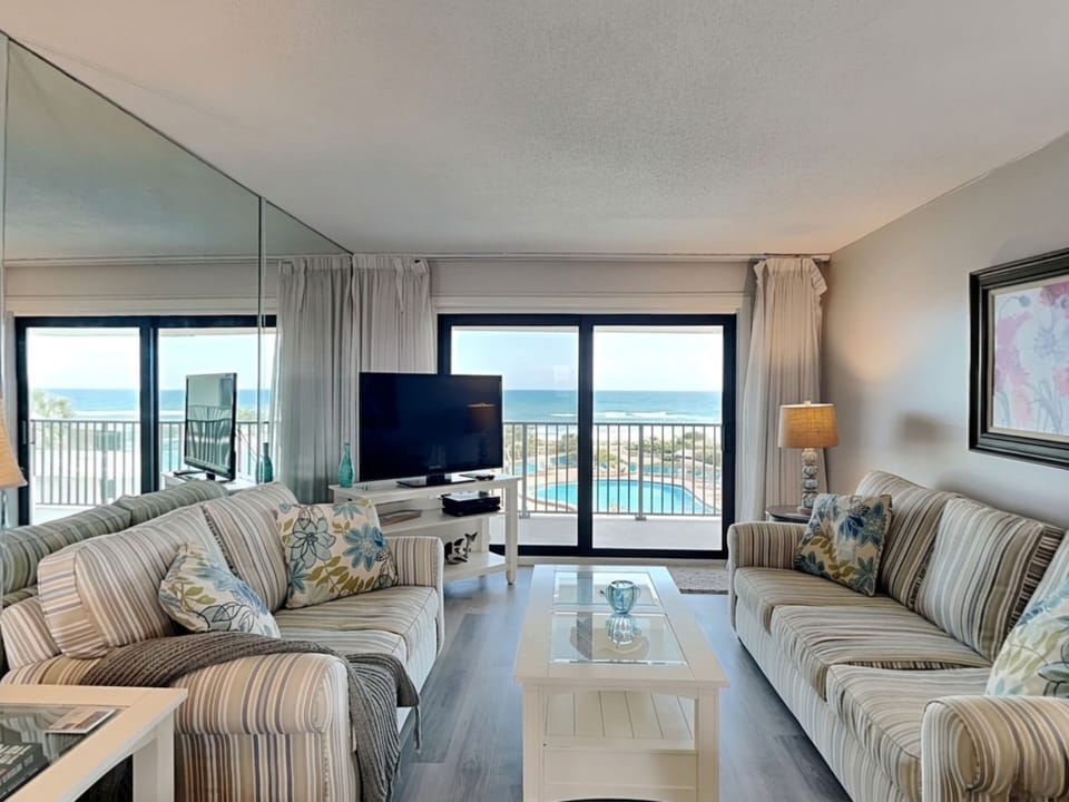 Living Room - Smart TV, Balcony Access + Ocean View