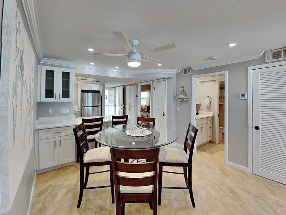 Dining Area - Seating for 4