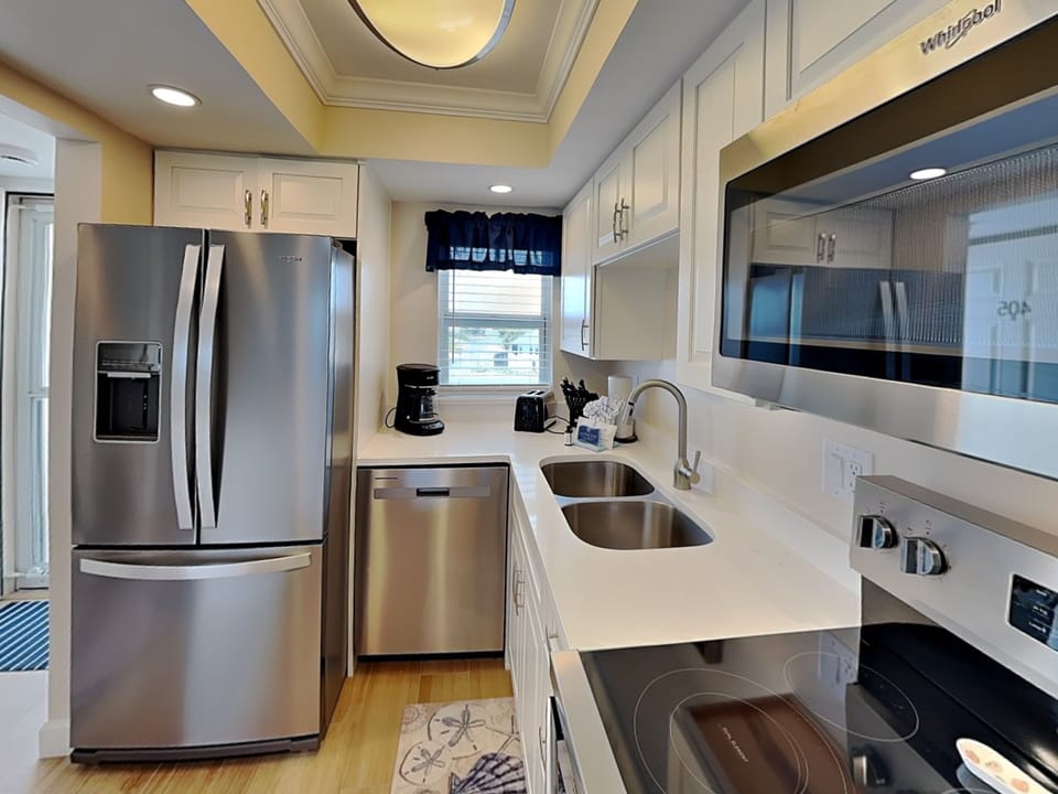 Kitchen - Fully Stocked Kitchen, Breakfast Bar