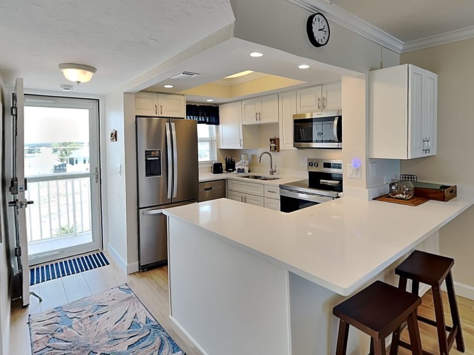 Kitchen - Fully Stocked Kitchen, Breakfast Bar
