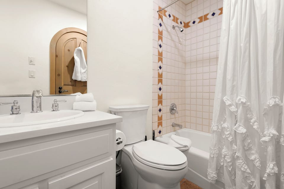 6.4-sky-house-telluride-guest-suite1-bathroom