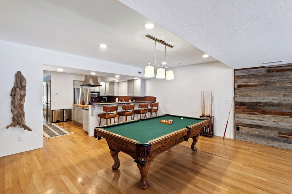 2.4-telluride-sky-house-living-room-pool-table1