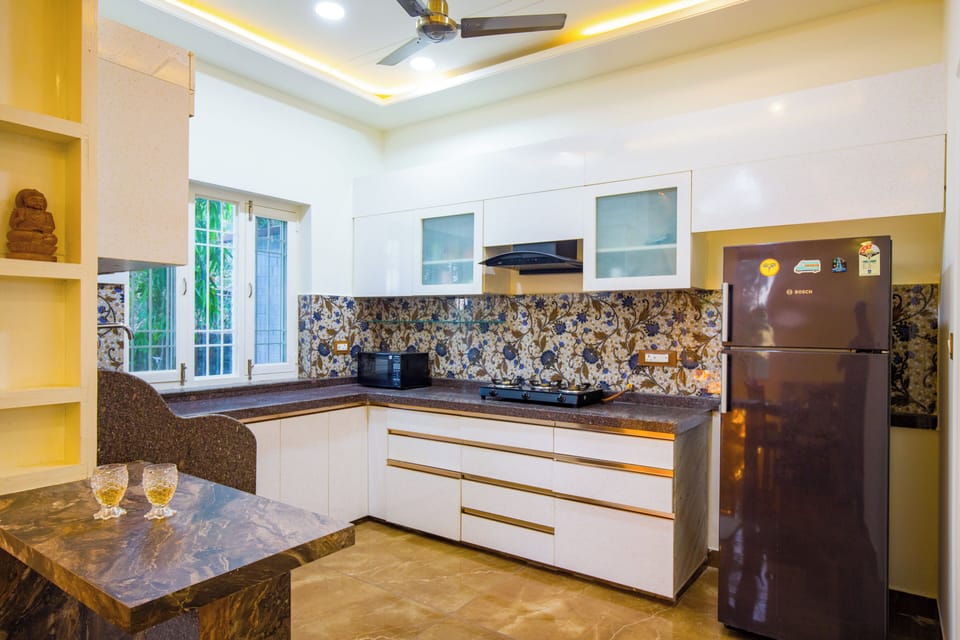 Deluxe Villa, Balcony, Garden View | Private kitchen