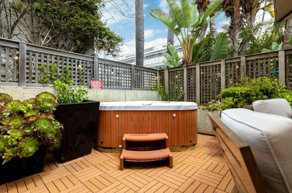 Outdoor spa tub