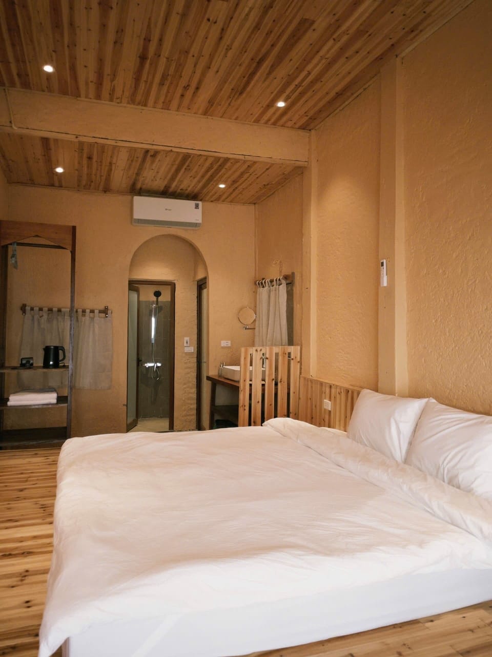 Hypo-allergenic bedding, minibar, individually decorated