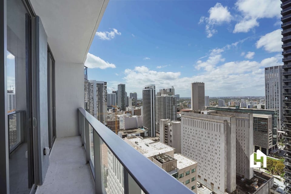 Step out and enjoy sweeping Downtown Miami views from the 32nd floor