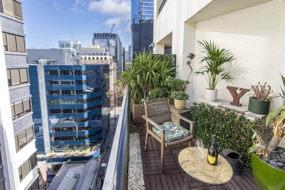Prime CBD Location: Nestled in the heart of Melbourne, steps from Flinders Lane and top attractions.