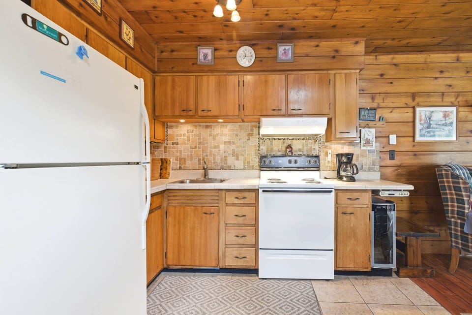 A fully equipped kitchen adds flexibility for extended stays.