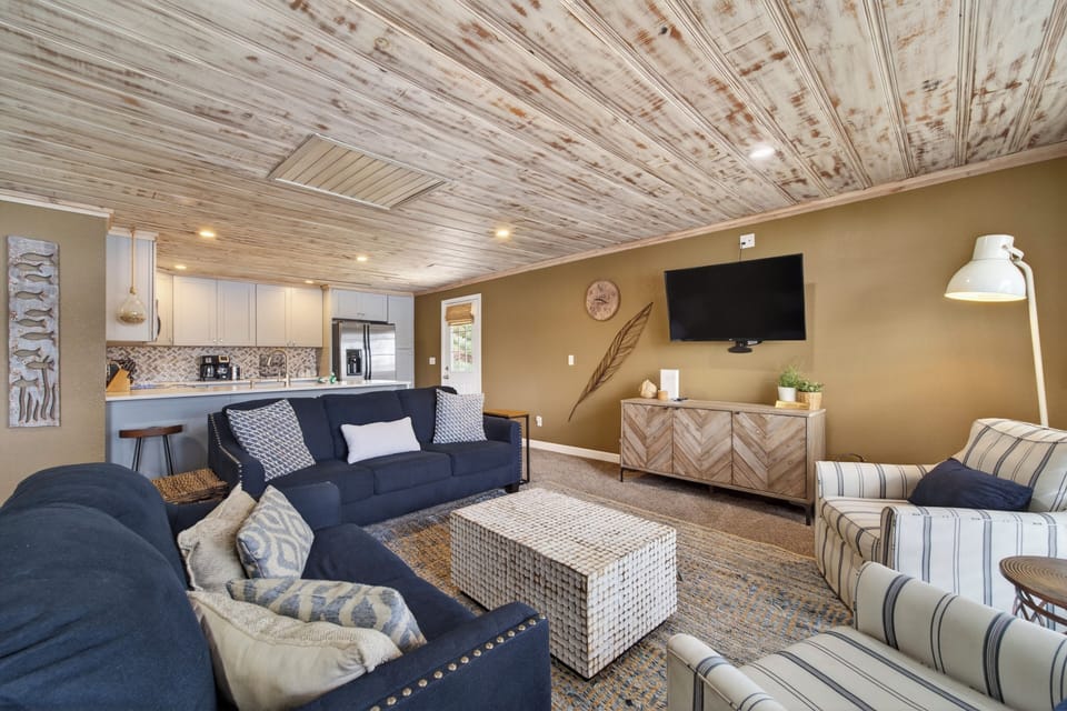 LAKEVIEW LIVING AREA