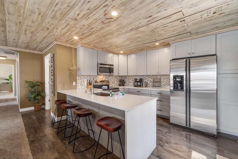 KITCHEN AND BREAKFAST BAR