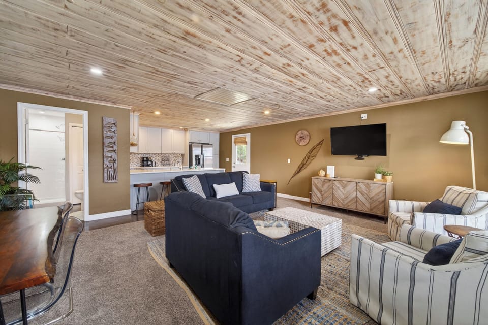LAKEVIEW LIVING AREA