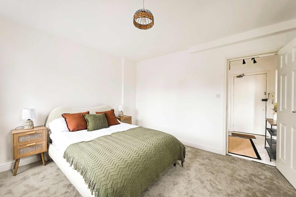Bedroom Retreat: Bright space with stylish decor, perfect for restful nights in Greater London!