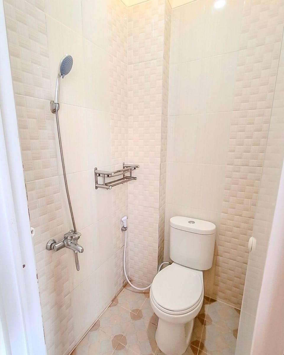 Deluxe Double Room | Bathroom | Shower, free toiletries, bidet, towels