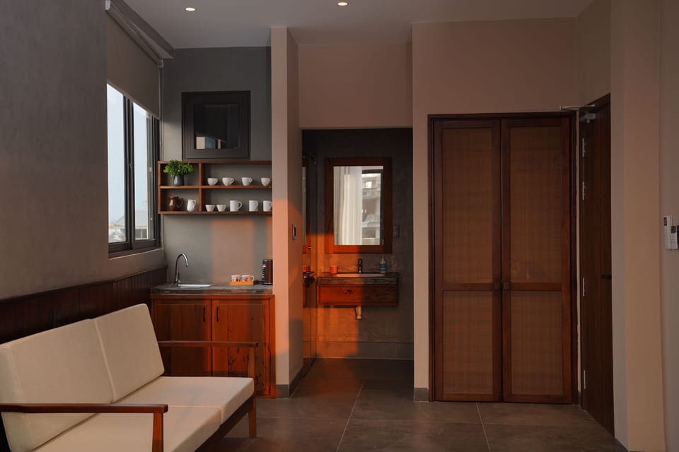 Studio Suite, 1 King Bed, Garden View | Bathroom | Shower, rainfall showerhead, hair dryer, bidet