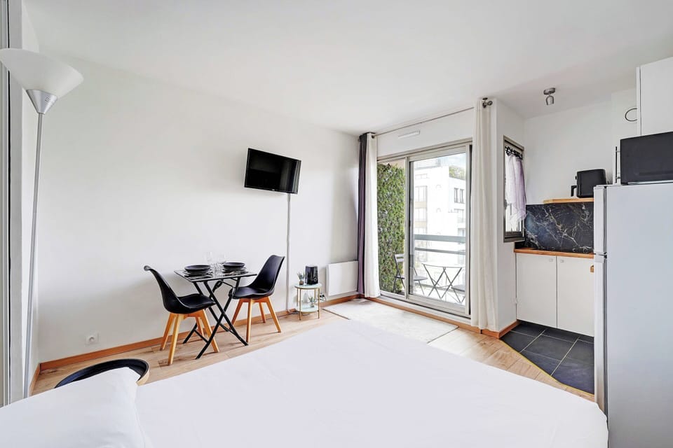 Apartment | Laptop workspace, iron/ironing board, bed sheets