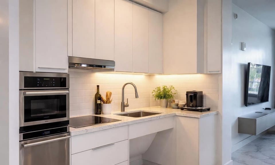 Full-size fridge, microwave, oven, stovetop