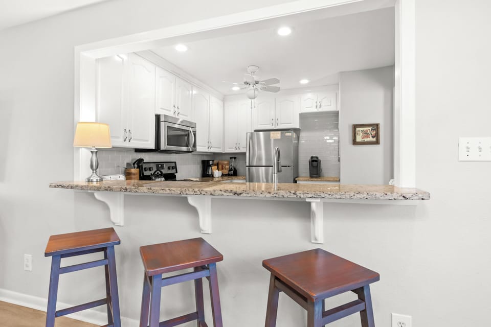 Breakfast Bar and Kitchen