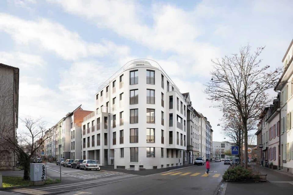 Modernes, neu erbautes Wohnhaus im Herzen der Stadt – zentral gelegen, gut angebunden und in ruhiger Nachbarschaft. Die Unterkunft befindet sich in einem gepflegten, stilvollen Gebäude mit Aufzug und guter Infrastruktur.