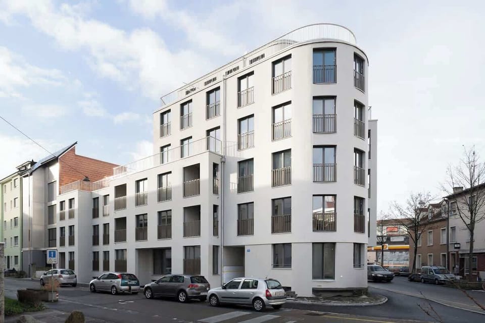 Zentrale Lage im lebendigen und doch ruhigen Quartier – mit Cafés und Einkaufsmöglichkeiten direkt um die Ecke. Öffentliche Verkehrsmittel sind bequem zu Fuß erreichbar.