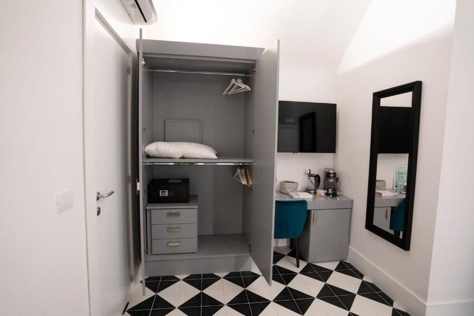 Superior Suite, Balcony, Courtyard View | Interior
