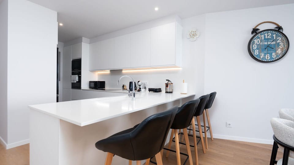 Cook and connect in this sleek, fully equipped kitchen with island seating—ideal for breakfast or evening wine after exploring Madeira.
#ModernKitchen #FoodieStay #LuxuryLiving #MadeiraLife #FunchalStay #AirbnbMadeira